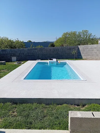Image de Cosy piscine et paysage savigneux